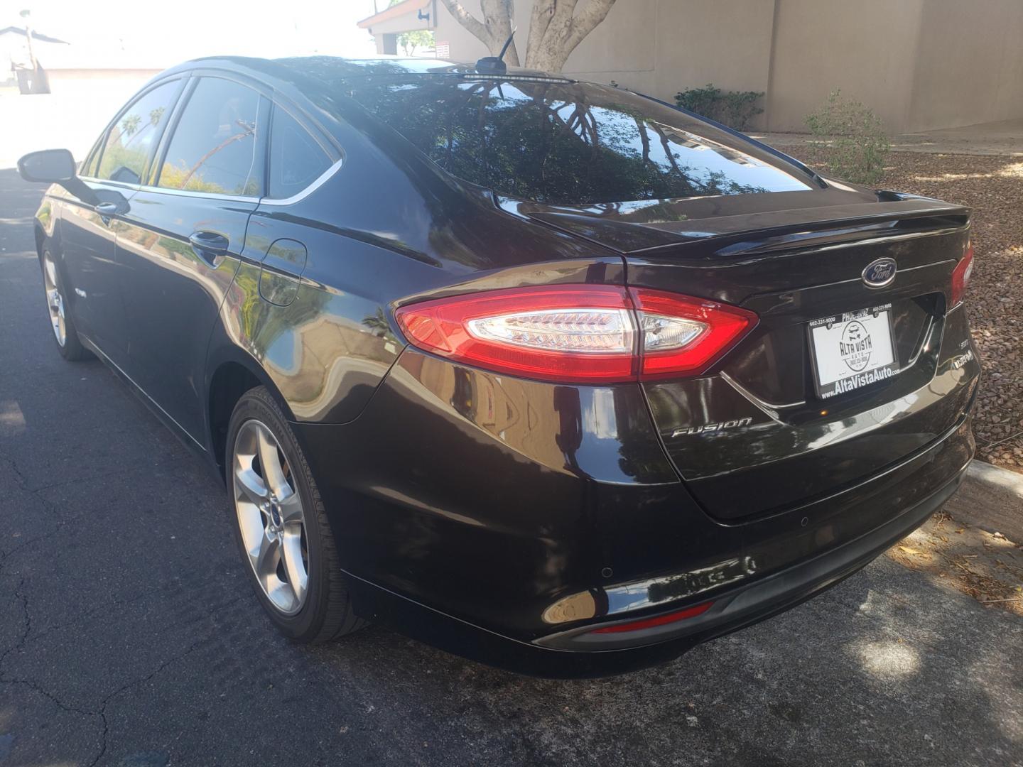 2014 /gray and black Ford Fusion Hybrid SE (3FA6P0LU3ER) with an 2.0L L4 DOHC 16V engine, 6-Speed Automatic Overdrive transmission, located at 323 E Dunlap Ave., Phoenix, AZ, 85020, (602) 331-9000, 33.567677, -112.069000 - 2014 Ford Fusion SE Hybrid......EXCELLENT condition,....ONLY 110K MILES!!!..... A Real Must See!!.... No accidents, Power everything, Touch screen Stereo/cd player, Phone sync, Bluetooth, Satellite compatible, Backup camera, Navigation, Ice cold ac, Clean Gray and Black interior with Black cloth sea - Photo#5